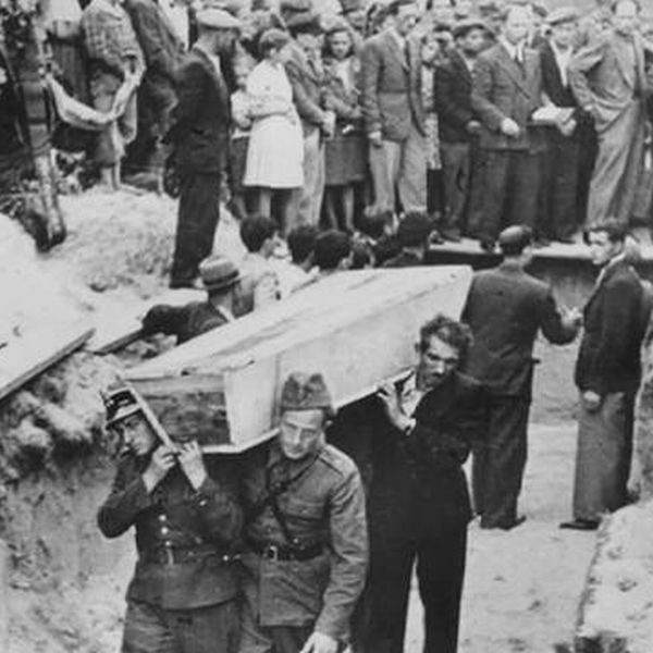 Zdjęcie z pogrzebu ofiar pogromu. Trumnę niesie kielczanin Herszel Kotlicki (w cywilnym ubraniu).