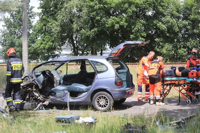 Do szpitala trafił kierowca renaulta, który wczoraj nie zatrzymał się do kontroli drogowej w Grębocinie. Zaczął uciekać przed goniącym go patrolem. Uderzył w drzewo.Policjanci chcieli zatrzymać 37-letniego kierowcę renaulta około godziny 12 na ulicy Twardej w Grębocinie, ponieważ rozpoznał go dzielnicowy patrolujący radiowozem tę okolicę. Pamiętał, że ten mężczyzna miał jakiś czas temu orzeczony przez sąd zakaz prowadzenia pojazdów.Funkcjonariusze w radiowozie zaczęli dawać kierowcy renaulta sygnały do zatrzymania się, ale prowadzący ten samochód, zamiast zastosować się do nich, nacisnął gaz. Kilkaset metrów dalej stracił on panowanie nad autem i uderzył w drzewo. Samochód został poważnie uszkodzony. Kierowca nie mógł z niego wyjść. Musieli uwalniać go wezwani na miejsce strażacy.- Mężczyzna trafił do szpitala. Był trzeźwy, ale będzie teraz odpowiadał za prowadzenie pojazdu mimo orzeczonego zakazu sądowego. Grozi mu za to do pięciu lat pozbawienia wolności - mówi Wojciech Chrostowski z toruńskiej policji.Polecamy:Gwara młodzieżowa lat 70. QUIZJak dobrze znasz Toruń sprzed lat? TESTAmerykańska prognoza pogody na lato w PolsceWyburzanie starych budynków TZMO w Toruniu – wideo z dronaNowosciTorun