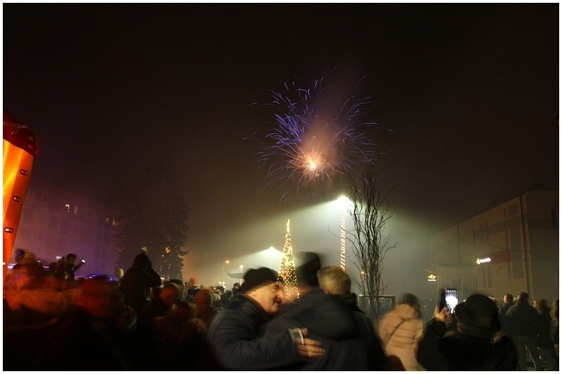 Z muzyką, tańcem i wystrzałami korków od szampana Mońki...