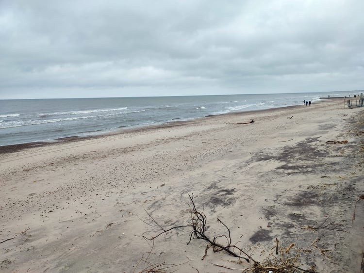 Mimo kapryśnej aury, na plaży w Sarbinowie spacerowiczów nie...