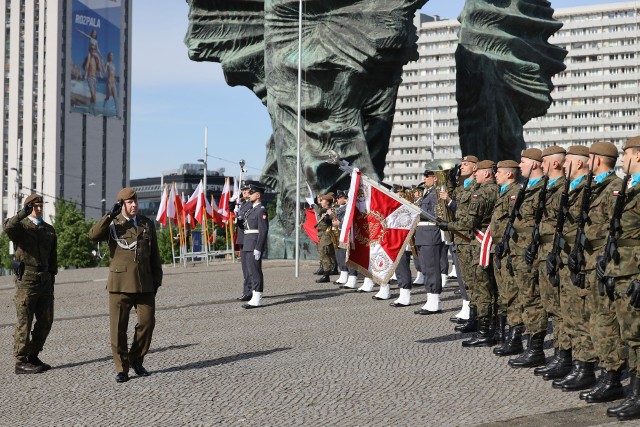 Święto Konstytucji Trzeciego Maja w Katowicach. Uroczysty apel, kwiaty i salwa honorowa