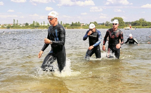 Jedną z konkurencji triathlonowych jest pływanie. W tym roku, w zależności od dystansu, trzeba będzie przepłynąć od 0,2 km do 1,5 km na zalewie w Dojlidach.