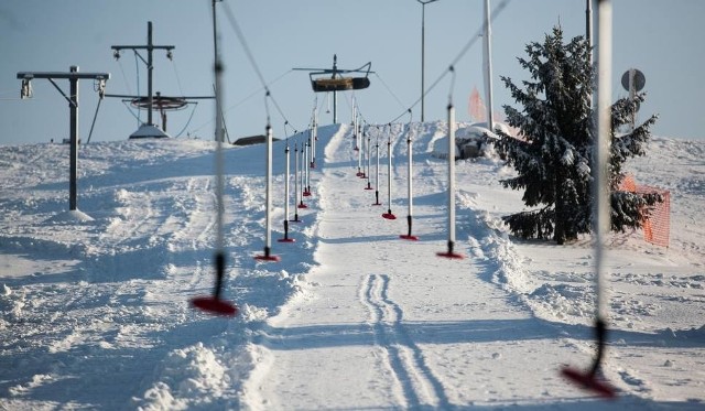 Aura sprzyjająca, dosypało śniegu, więc bydgoski stok narciarski nareszcie rusza. Sprawdź cennik i godziny otwarcia stoku narciarskiego w bydgoskim Myślęcinku.