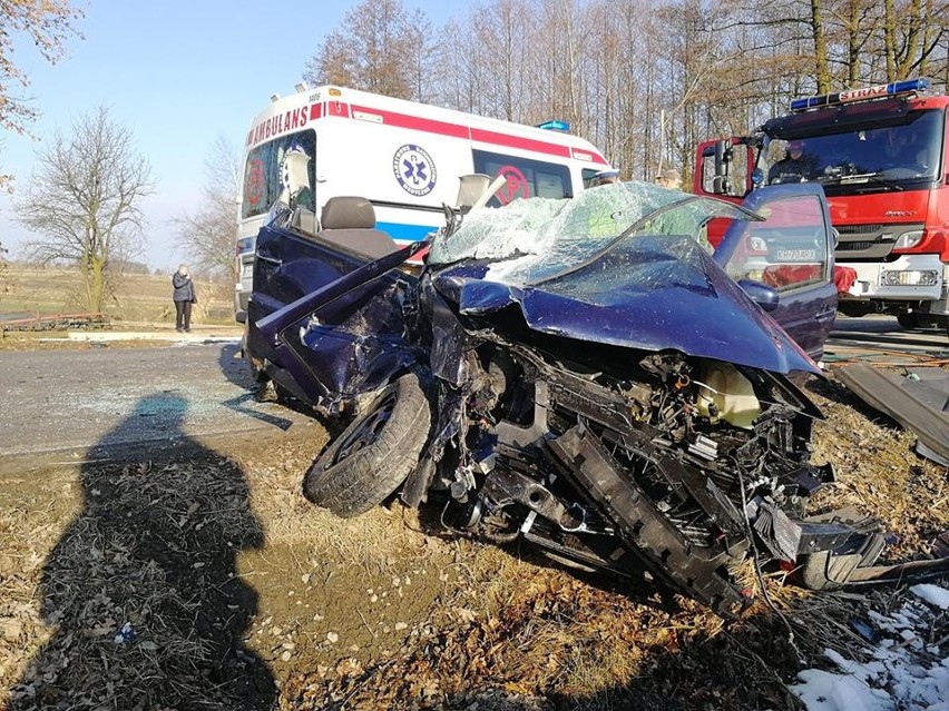 Wypadek w Szczytnikach. Samochód dostawczy zderzył się z osobowym. Wzywano śmigłowiec [ZDJĘCIA]