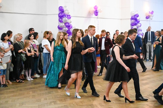 W Szkole Podstawowej numer 10 w Tarnobrzegu uczniowie ósmych klas zorganizowały komers - oficjalne pożegnanie ze szkołą. Zobacz zdjęcia na kolejnych slajdach.PRZESUŃ GESTEM LUB STRZAŁKĄ >>>