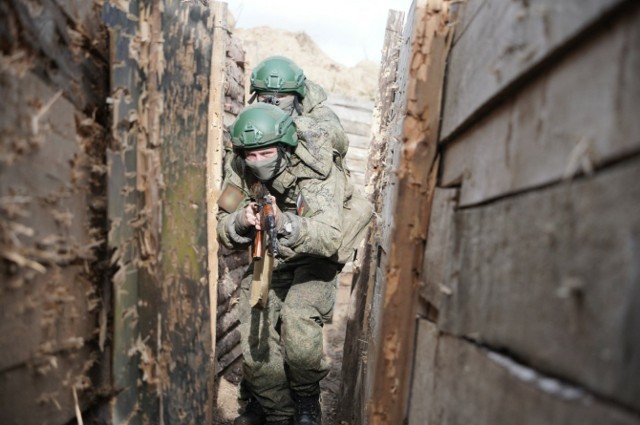 Rosjanie małymi grupami przenikają ukraińskie linie obronne