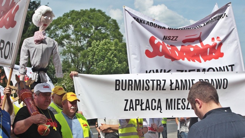 Pikieta pod Urzędem Miasta w Lędzinach