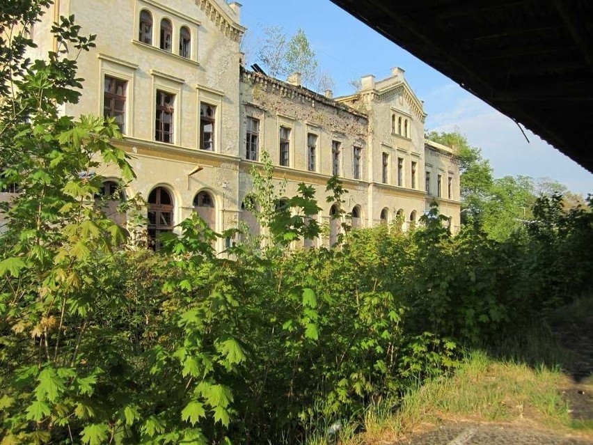 Dworzec PKP w Głubczycach. Zbudowany został w II połowie XIX...