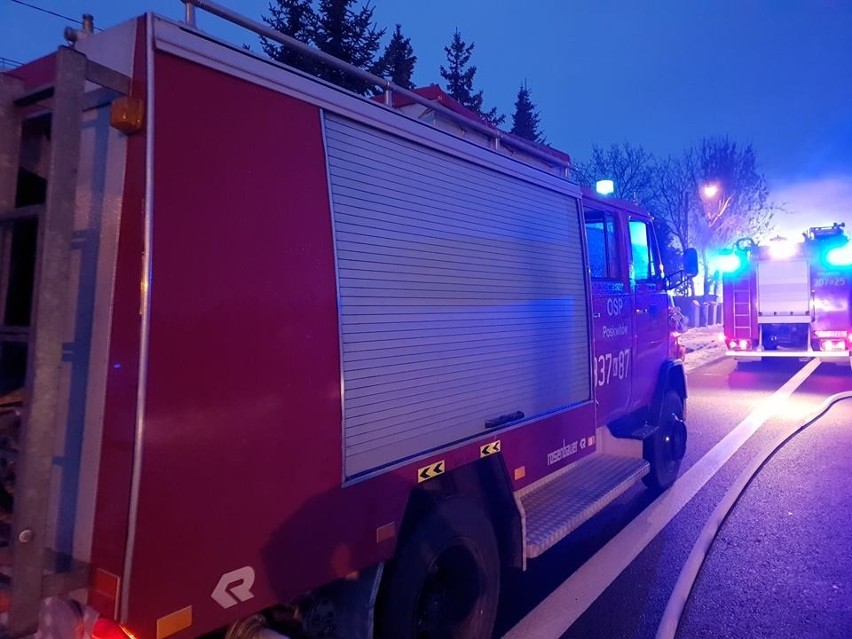 Pożar w Domiarkach. Spalił się dach domu, w którym mieszkały dwie rodziny