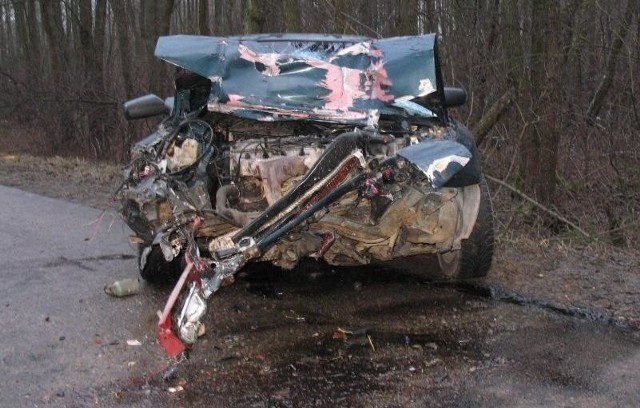 Auta zderzyły się czołowo. Mazda ma kompletnie zniszczony przód.