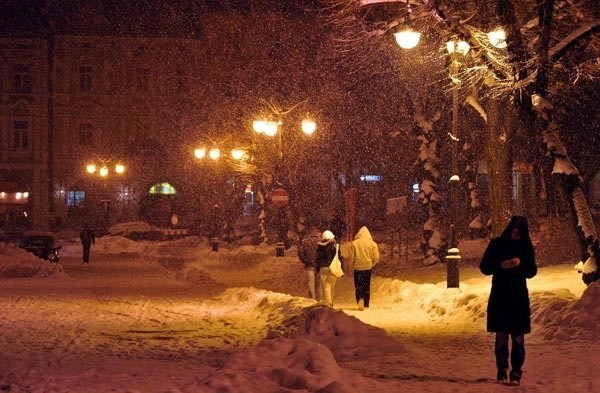 Śniezyca w PrzemyśluW Przemyślu nieprzerwanie od kilku godzin intensywnie pada śnieg. Na drogach powiatu panują wyjątkowo trudne warunki. Ulice przysypują kolejne warstwy bialego puchu.