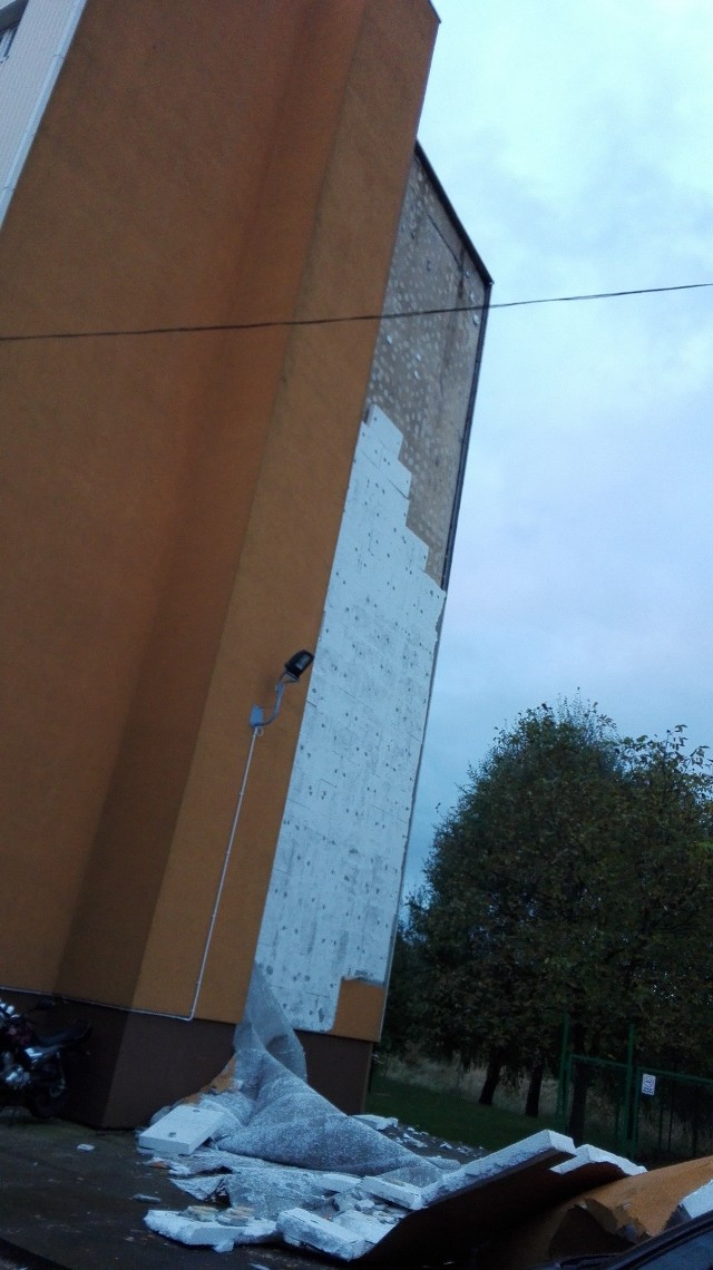 Zdjęcia zerwanej elewacji z bloku w Łańcucie dostaliśmy od internauty Piotra. To efekt nawałnicy, która wczoraj przeszła przez Podkarpacie.