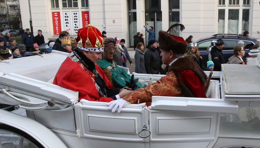 Trzech Króli w Łodzi. Orszak w 2018 roku na ulicy...