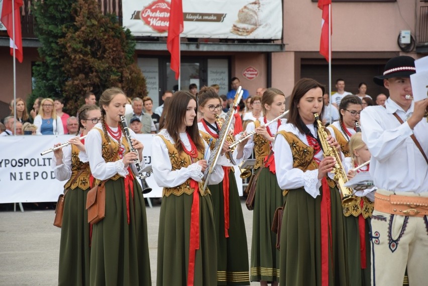 Parada i tańce instrumentalistów w Skale. Festiwal Orkiestr Wojskowych i Dętych