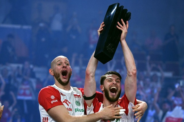 Kapitanó dwóch – Bartosz Kurek i Aleksander Śliwka z trofeum VNL