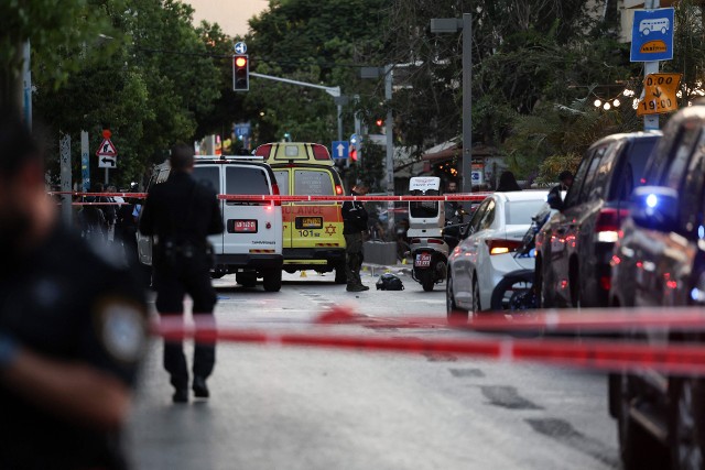Izraelska policja sprawdza, czy zamachowiec miał wspólników i czy legalnie przebywał w kraju.