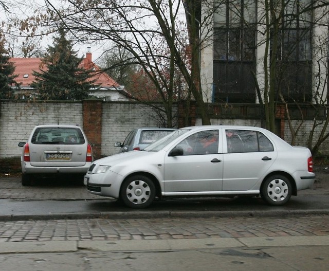 Każdego dnia setki kierowców szukają miejsca do parkowania przy szpitalu przy ulicy Arkońskiej i go nie znajdują. Od wielu już lat.