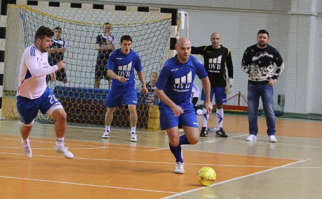 W turnieju zagrał między innymi Mariusz Jop (z piłką), były reprezentacyjny obrońca, wychowanek KSZO Ostrowiec