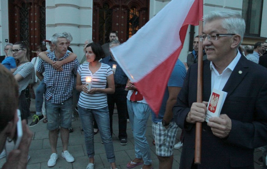 Manifestacja "Łańcuch Światła" w Radomiu. Kilkaset osób protestowało w obronie wolnych sądów