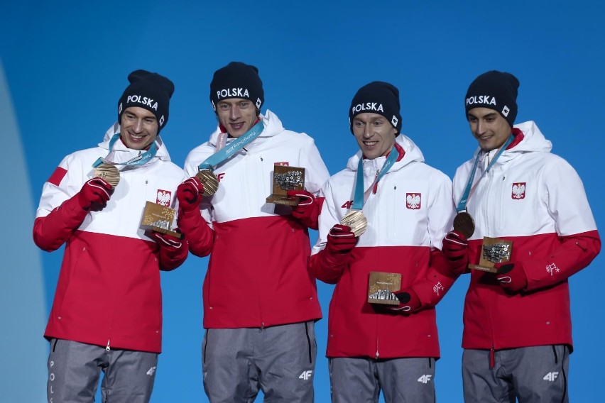 Pjongczang 2018. Polscy skoczkowie odebrali "brąz" podczas ceremonii medalowej. "Z medalem na szyi radość jest jeszcze większa" [GALERIA]