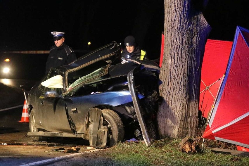 Śmiertelny wypadek pod Wrocławiem. Auto uderzyło w drzewo