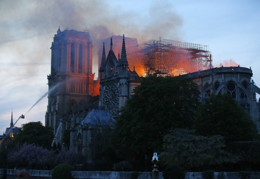 Jezus w płomieniach Notre Dame. Taki obraz zauważyła Lesley...