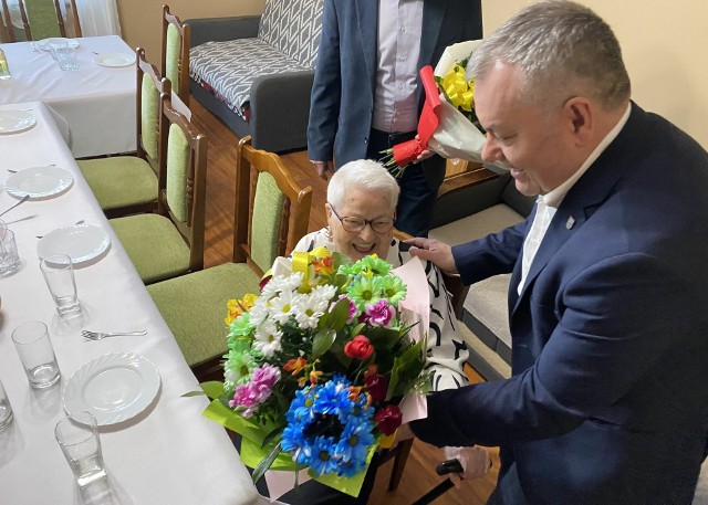 Pani Feliksa otrzymała bukiet kwiatów od burmistrza Marka Juszczyka