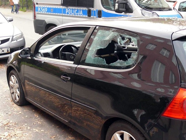 Volkswagen zniszczony przez bandycki napad.