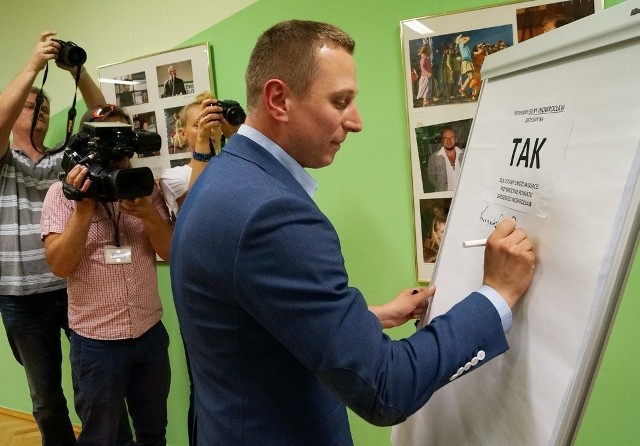 Poseł Brejza składa podpis pod poparciem dla przywrócenia w Inowrocławiu powiatu grodzkiego