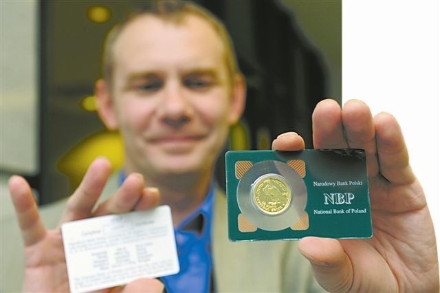 Sławomir Kusz, rzecznik opolskiego oddziału NBP, prezentuje złotą monetę bulionową. (fot. Paweł Stauffer)