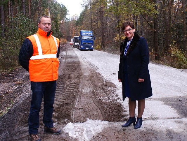 Teren budowy wizytują Bartosz Szczygieł z firmy Budromost i Marzena Bernat, wójt gminy Brody.