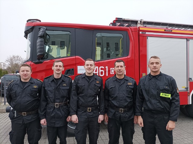 Strażacy z Inowrocławia listopadzie zapuścili wąsy. W ten sposób solidaryzują się z mężczyznami zmagającymi się z nowotworami. To zdjęcie ze startu akcji. Jej finał zobaczysz na kolejnym zdjęciu >>>>>