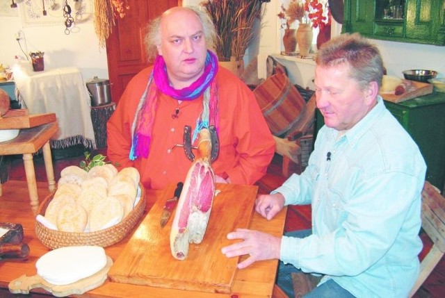 Maciej Nowak (z lewej) przyjechał do Janowszczyzny w poszukiwaniu nowych smaków. Jan Ancypo zaprosił go na ucztę, podczas której główną rolę odegrał kumpiak, czyli przygotowywana przez rok szynka.