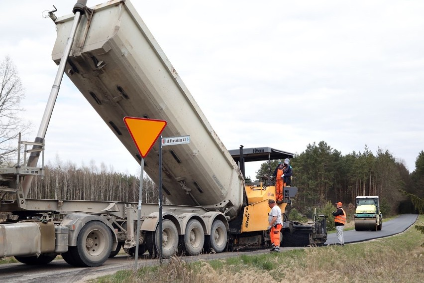 Budują kolejne odcinki dróg powiatowych na terenie gminy Morawica. Inwestycje opiewają na blisko dwa miliony złotych