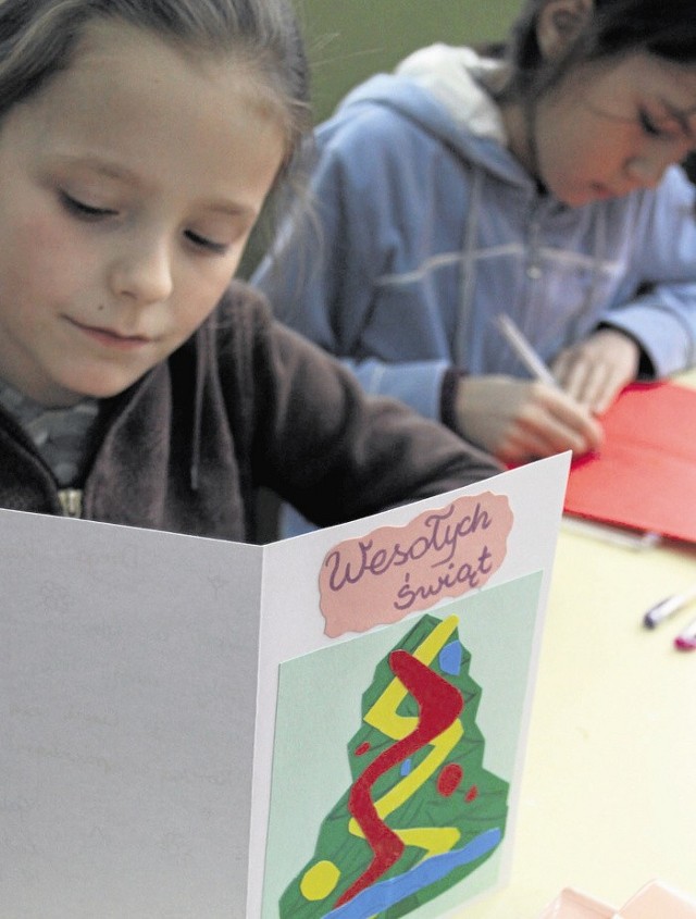 Szkoły podtrzymują dobre tradycje świąteczne. Dzieci uczą się wykonać kartkę i same piszą na nich życzenia dla najbliższych