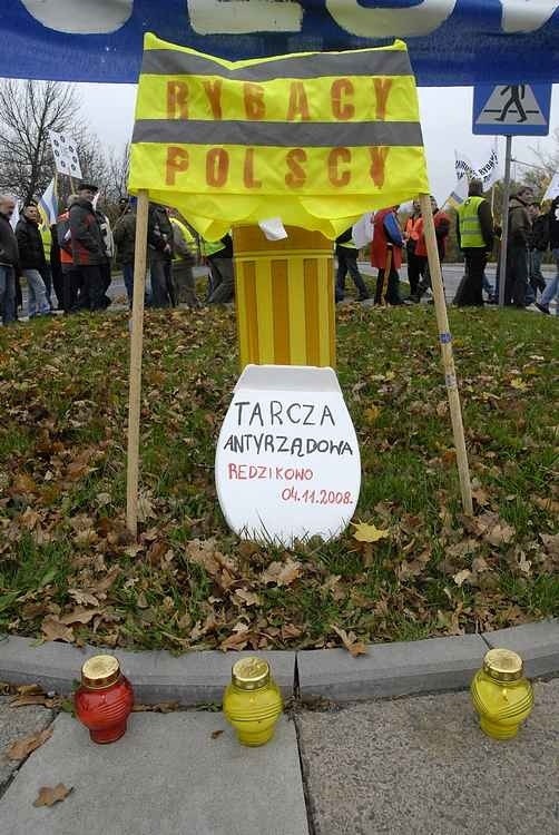 Kilkudziesieciu rybaków zablokowalo w Slupsku droge krajową...