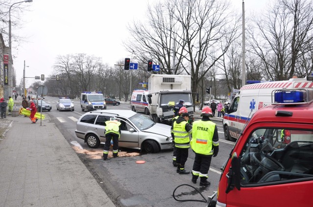 Na najniebezpieczniejszym skrzyżowaniu w mieście (al. Jana Pawła II z ul. Miłą i 1 Maja) regularnie dochodzi do wypadków. Teraz już wiadomo, że kierowcy po prostu ignorują tutaj sygnalizację.