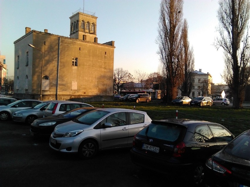 Duży parking w centrum Wrocławia znów za darmo (ZDJĘCIA)