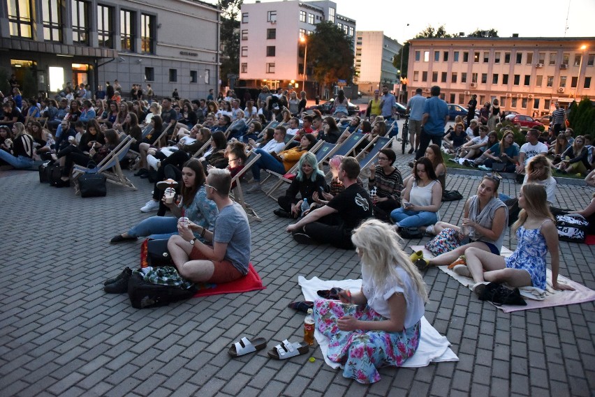 Kino na placu przed kawiarnią Fama (zdjęcia)