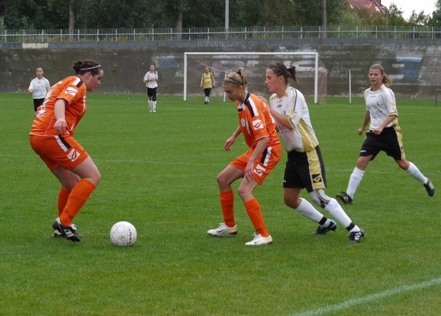 W derbach oba zespoły walczyły bardzo zacięcie. Sporego pecha miała Aneta Podsiadła (pierwsza z lewej), która z powodu kontuzji wcześniej musiała zejść z boiska.