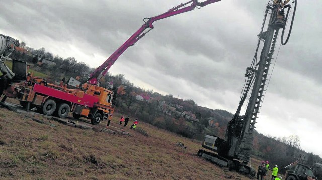 Na początku robót przy budowie szpitala w Żywcu w ziemię zostanie wpuszczonych kilkaset pali o średnicy 800 milimetrów