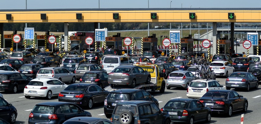 Na kolejnych planszach:  polskie autostrady ułożone w...