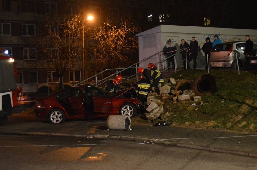 Wypadek w Jastrzębiu: Wjechał BMW w studzienkę