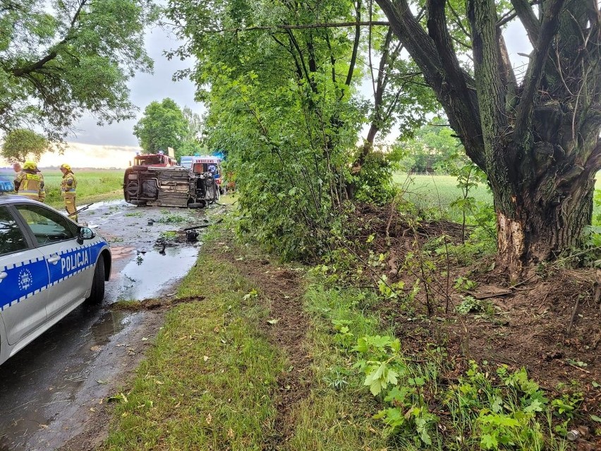 Wypadek pod Rząśnikiem. Kierowca uderzył w drzewo i dachował. 13.06.2022. Zdjęcia