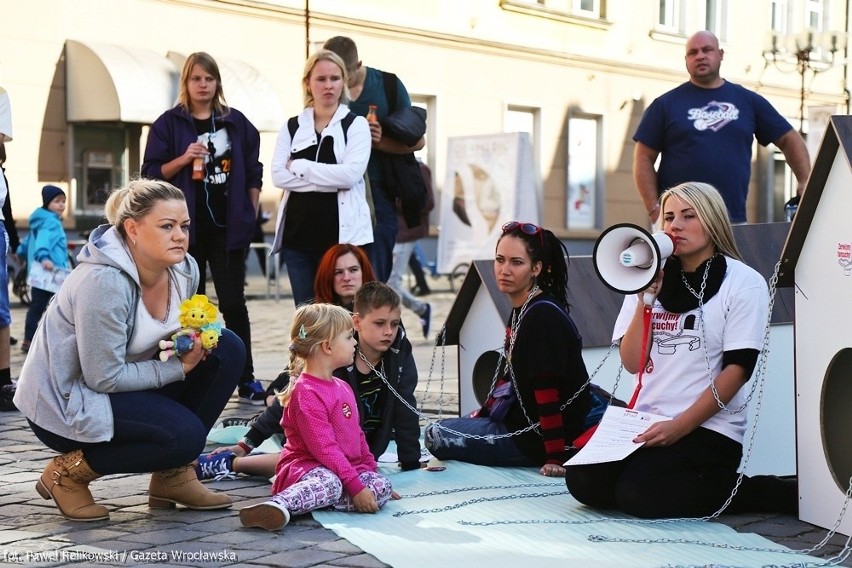 Zerwijmy łańcuchy we Wrocławiu. Protestowali, by poprawić los zwierząt (ZDJĘCIA)