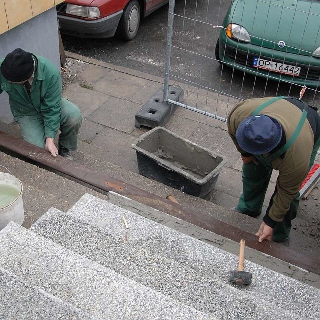 Te schody są za strome, ale w pobliżu będzie zjazd dla wózków.