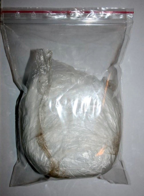 Przechwycone narkotyki to amfetamina. U 28-letniego sandomierzanina znaleziono dwie widoczne na zdjęciu torebeczki, tak zwane dilerki.