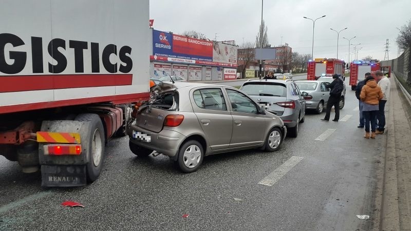 Karambol pięciu samochodów na al. Włókniarzy! KORKI! [zdjęcia]