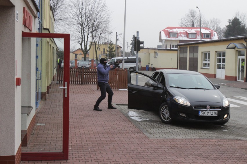 Zamaskowany bandyta z karabinem maszynowym wbiega do...