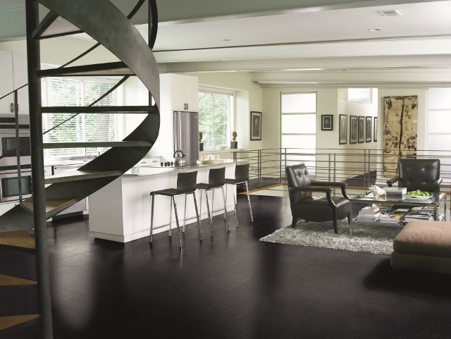 Wnętrze mieszkalne ze skórzaną podłogąSkórzana podłoga w mieszkaniu podkreśli ekskluzywny charakter tego wnętrza. Głęboki ciemny kolor skórzanej podłogi z wyraźnym wzorem uczyni nowoczesne wnętrze eleganckim i szykownym.